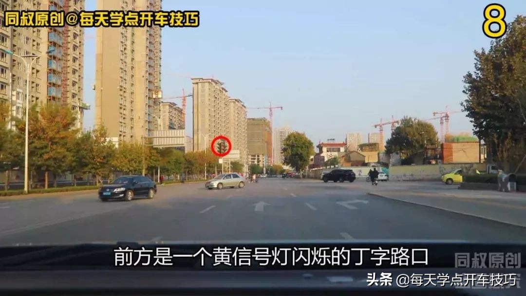 丁字路口直行为黄灯怎样通过,十字路口右转黄灯一直闪可以通过