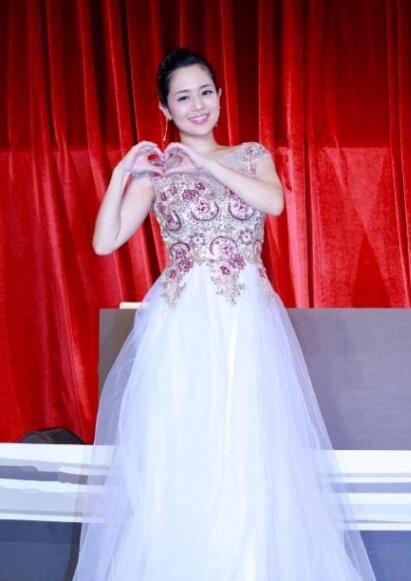 苍井空与丈夫同台甜蜜互动，自爆怀孕5个月，身材依旧纤细