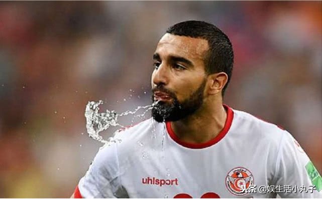 足球运动员为什么不能大量喝水,足球运动员喝水吐出来的原因揭秘