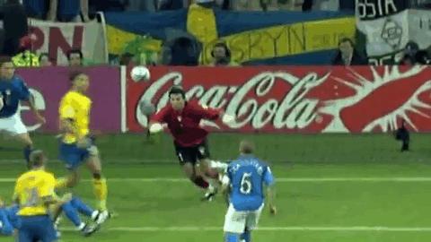 37岁的伊布再现神级倒钩进球，他说：“我吹过的牛，不要质疑”