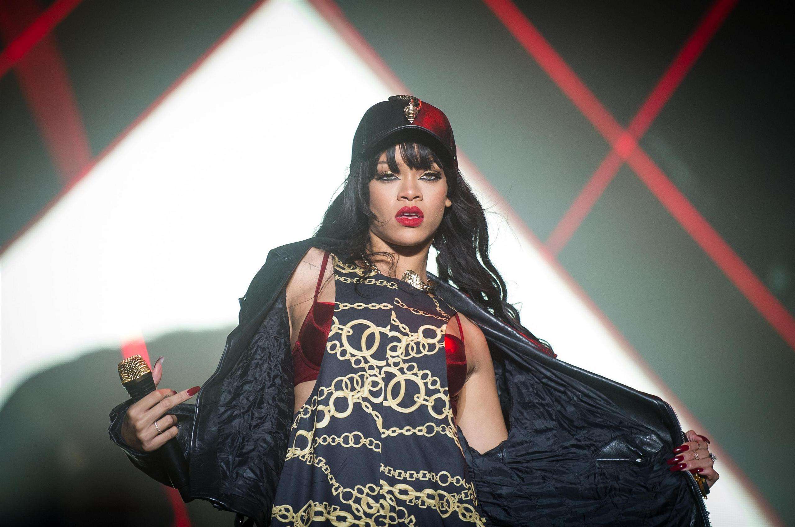 puma粉色蕾哈娜搭配袜子,puma蕾哈娜袜套