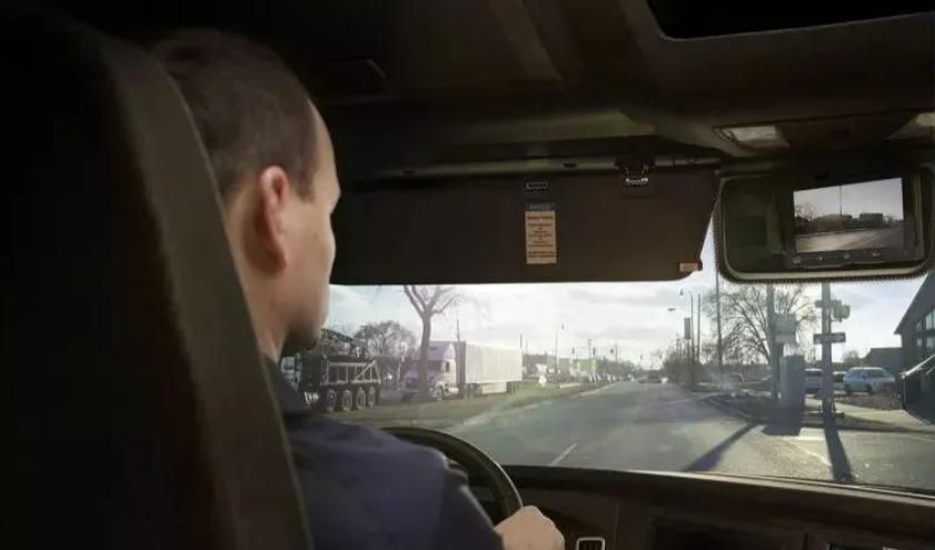 近视开车阳光刺眼怎么办,开车阳光刺眼看不见路的视频