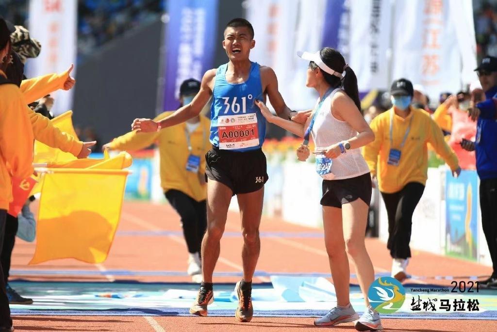 6岁男孩跑步2公里,马拉松2024年半马赛程