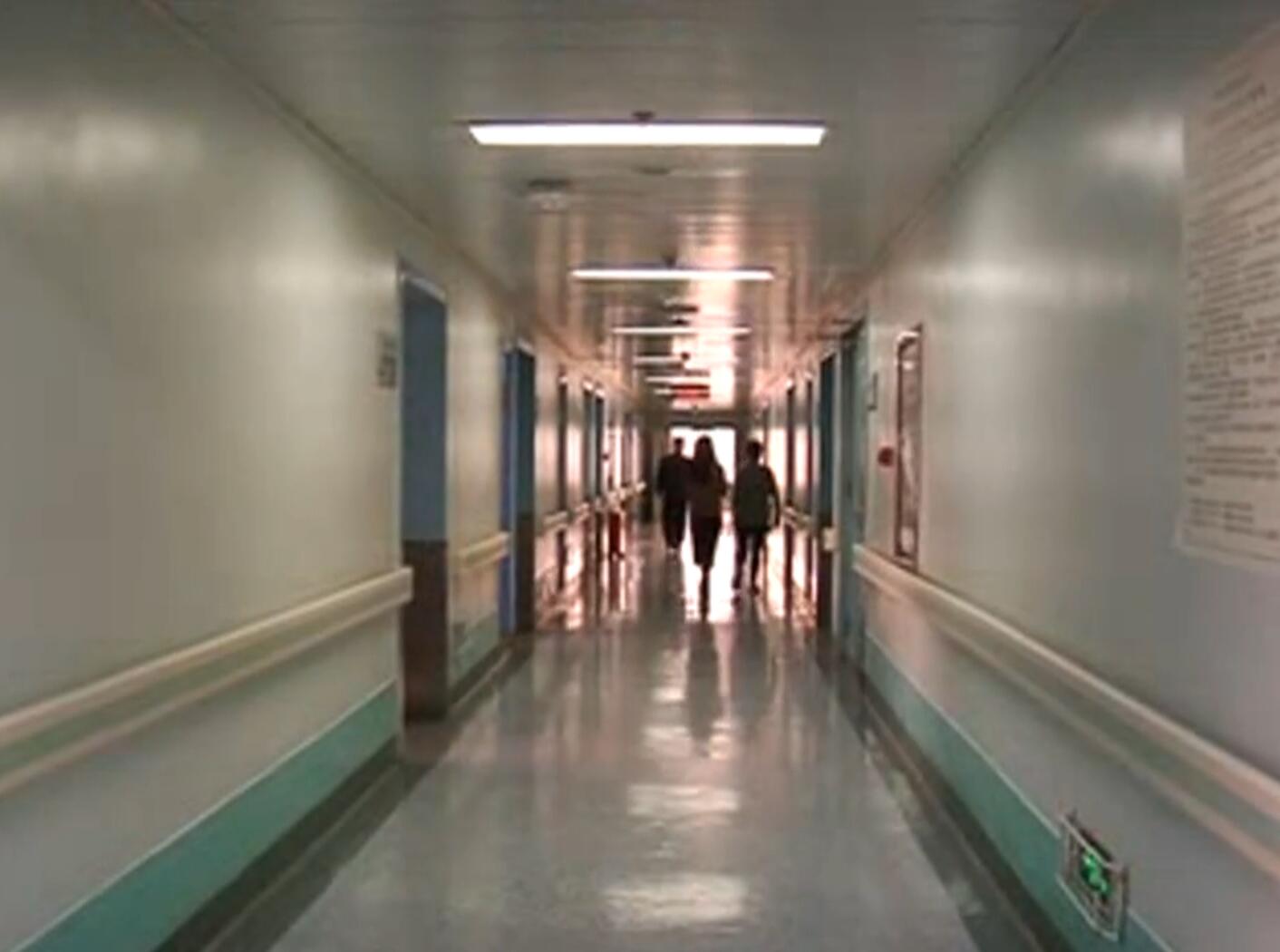 蟑螂钻进小男孩的耳朵里,蟑螂钻进耳朵产下25个小蟑螂