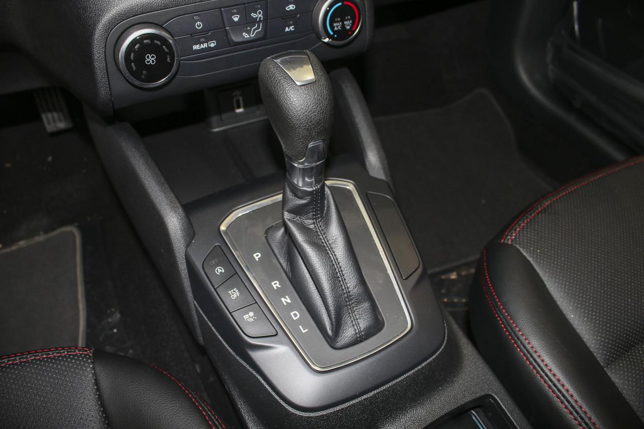 福克斯两厢三缸发动机怎么样,福克斯两厢1.0t三缸值不值得购买