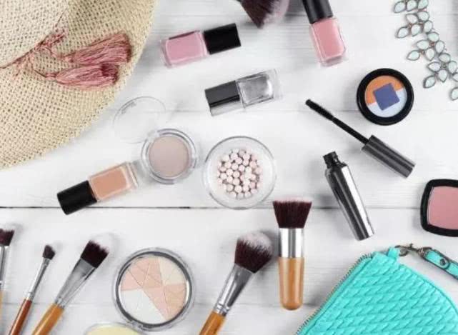 女子化妆品中毒,女子使用网购护肤品中毒