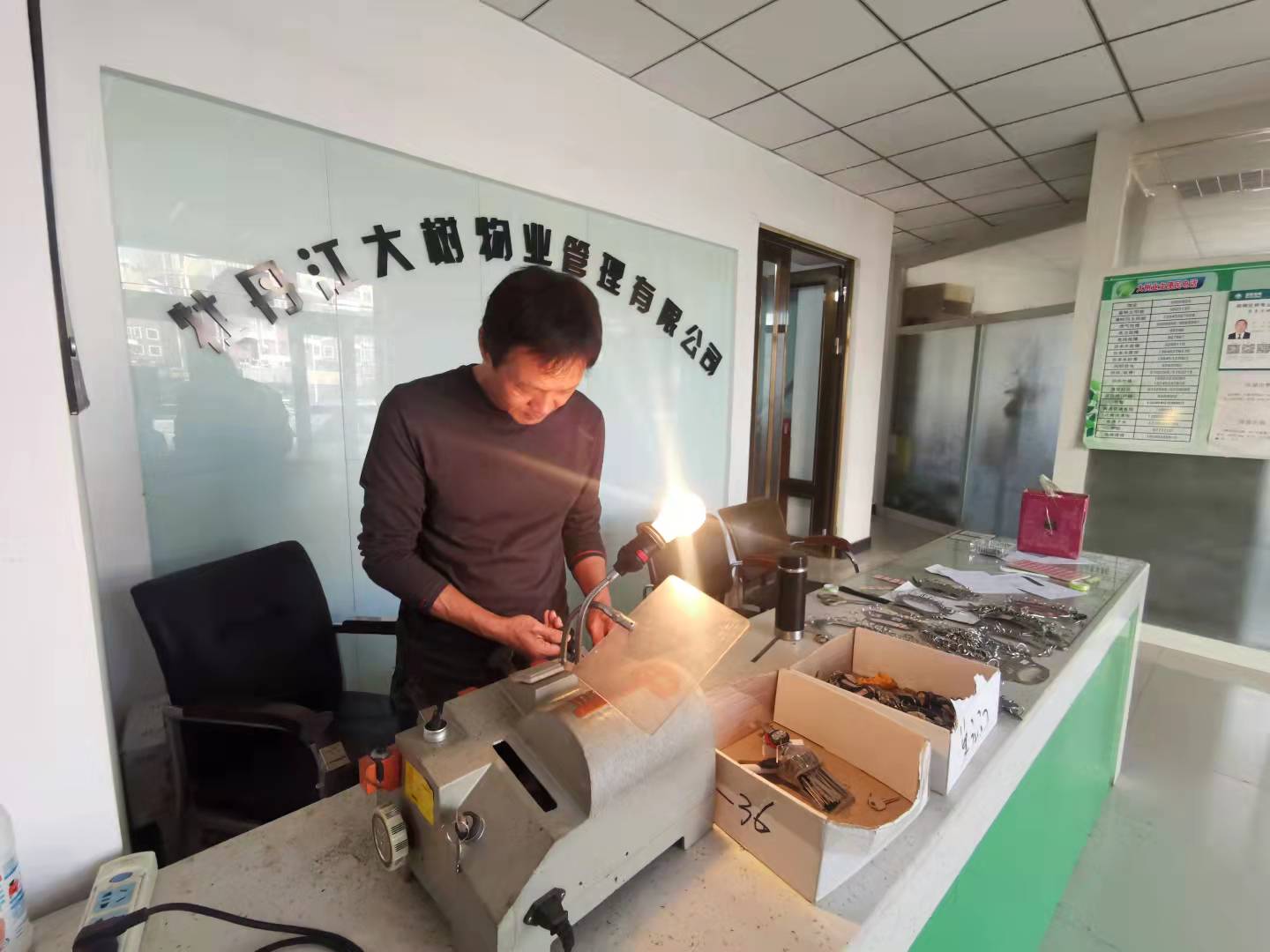 东北限电下的日常:药店自备发电机,物业防止业主被困配上千把单元门钥匙