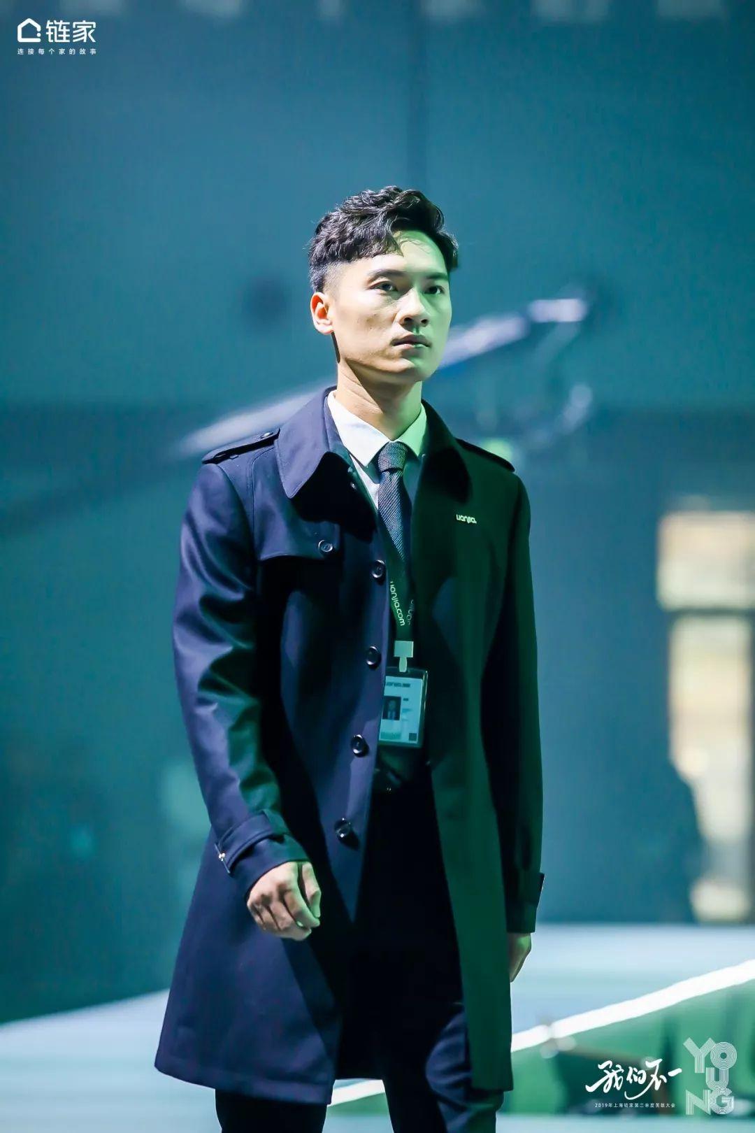 工作场合变身,链家经纪人职业装蝴蝶结