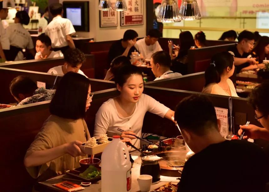 用刀叉吃牛排和汉堡,用刀叉吃火锅