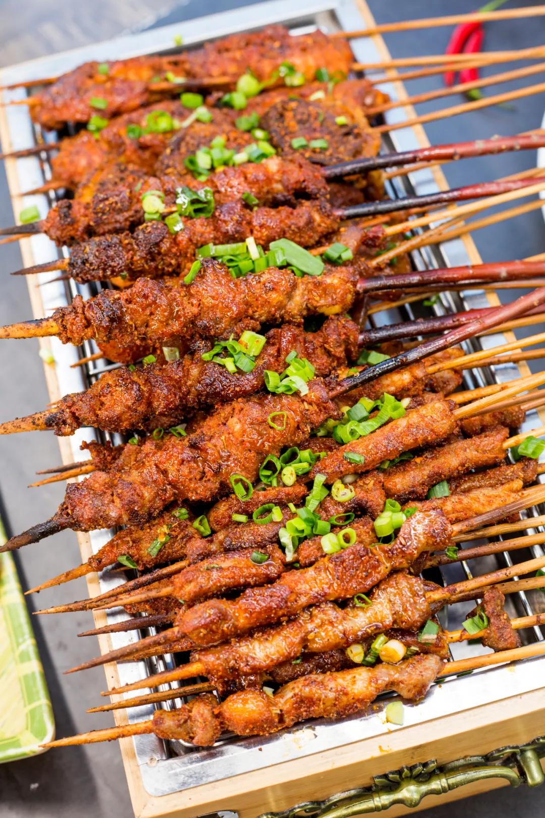 口*爆口**汁！这家店凭借「巨无霸烤羊腿」风靡绵阳！吃了整整7年