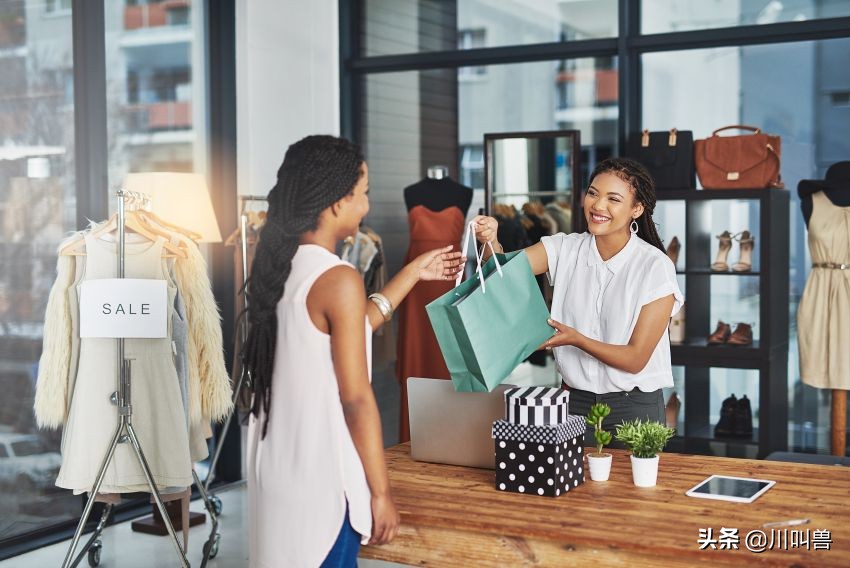 做实体生意赚不到钱了？服装店12万资金起步，一年净赚61万！