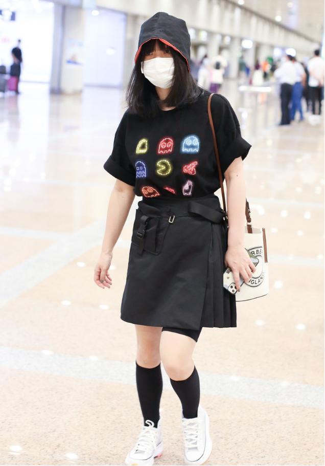 柳岩穿筒靴片段,柳岩穿吊带裙红裙