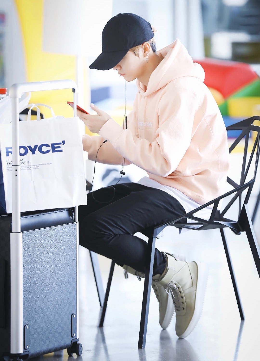 鹿晗红白运动装足球,鹿晗玩足球