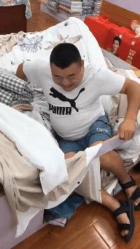 搞笑动图:大哥太牛了,与死神擦肩而过的瞬间,也不忘耍酷