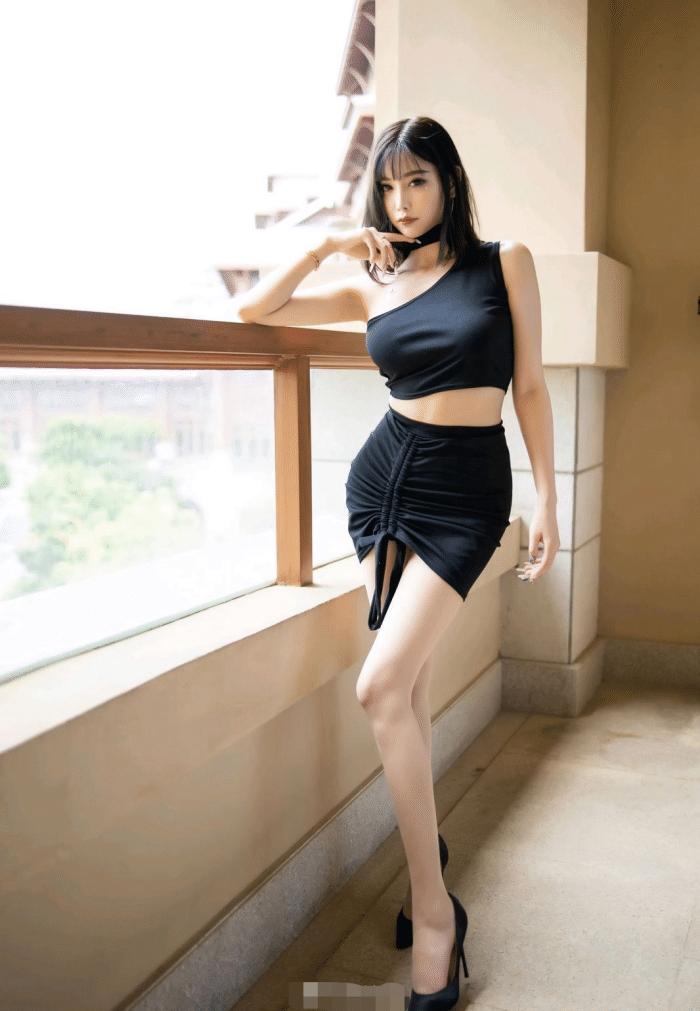 美女穿搭就是“大胆”，拿根布勒脖子，就敢说是时尚