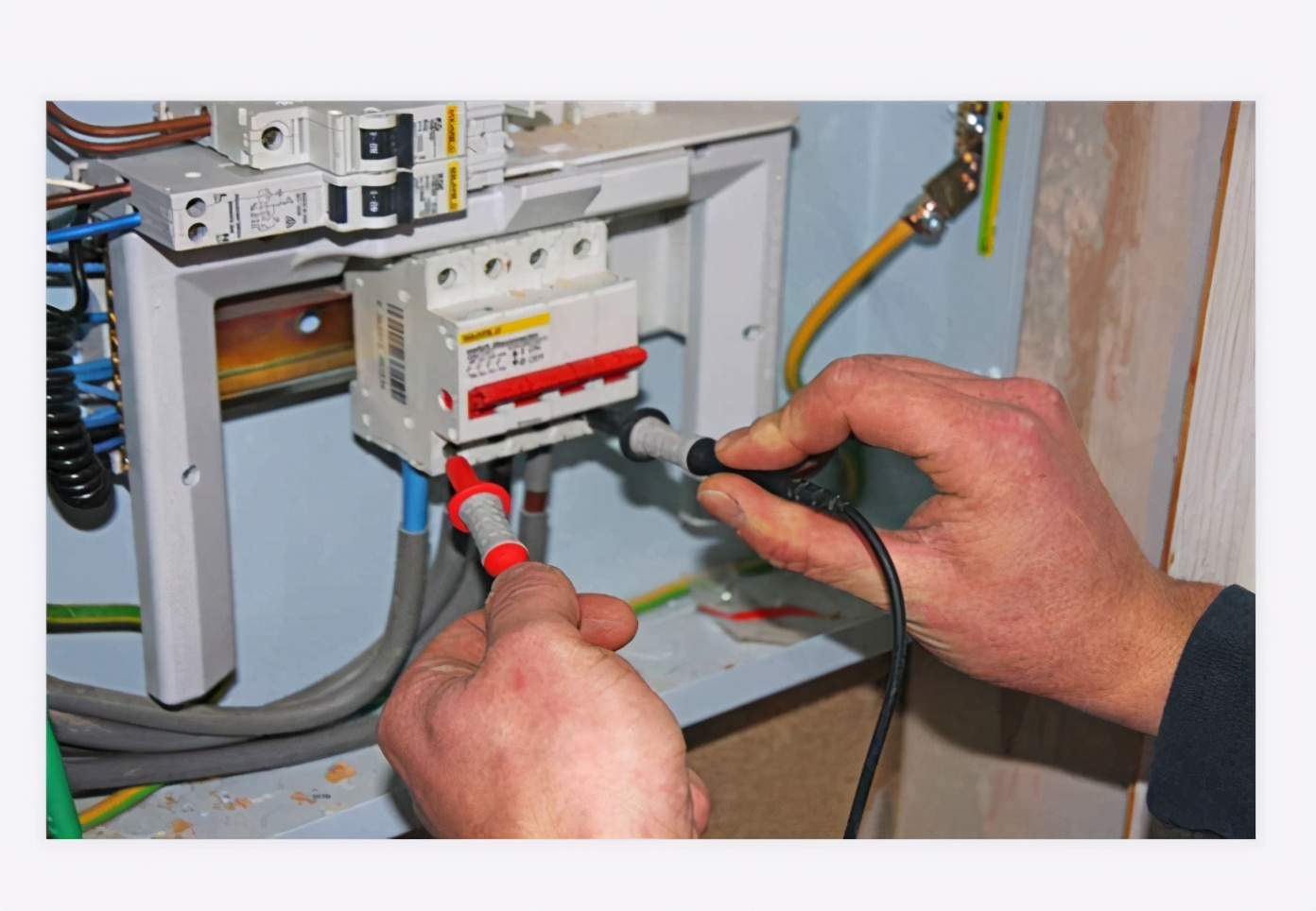 电表下面的空气开关跳闸的原因,电热水器空气开关跳闸的原因