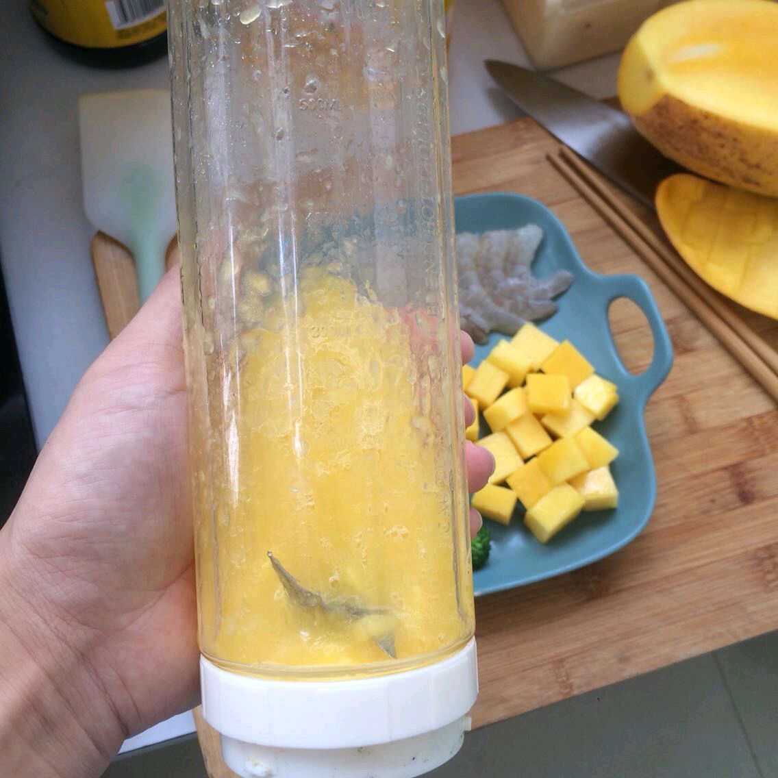 「芒果炒虾仁」的做法没见过吧？芒果和虾的结合，酸溜甜