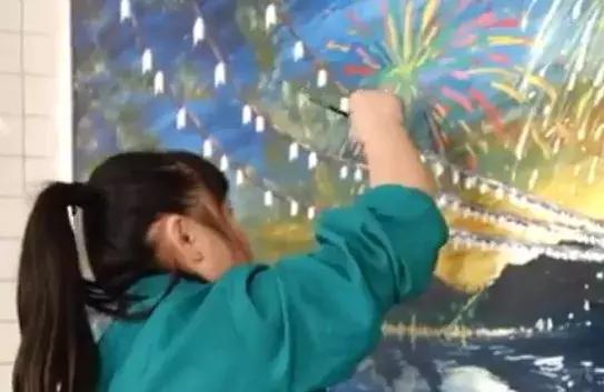 43岁保洁阿姨徒手画3d黑板报,保洁阿姨黑板画