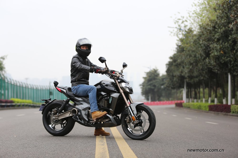 升仕310V试驾/多图：舒适好骑的运动太子车，标配ABS，全LED灯具