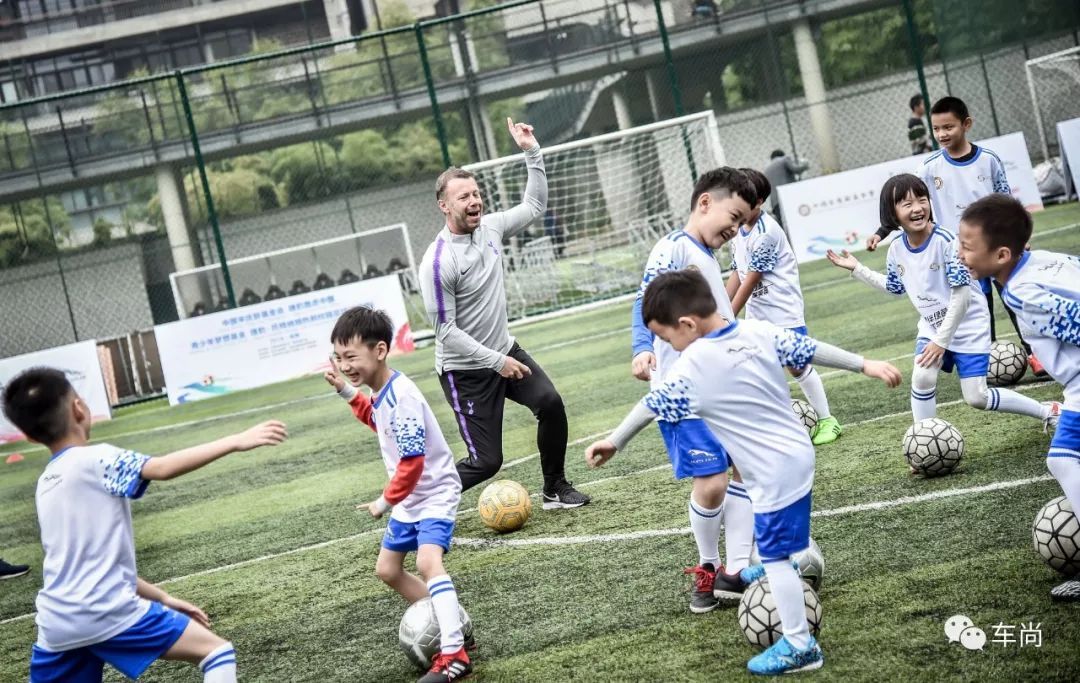 爱踢球的小豹子,爱踢足球的小豹子