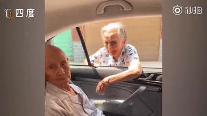 96岁妹妹塞200元给101岁哥哥：亲情幸福就是心中一直有你