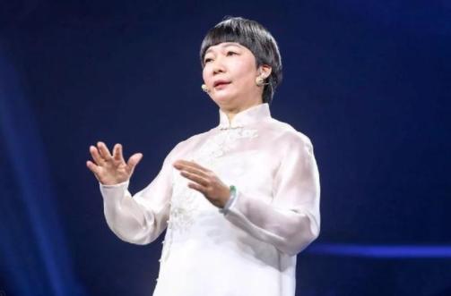 20岁为爱私奔，25岁借3万元创业，将8人小厂做成274亿的照明帝国