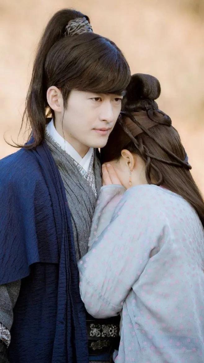 厚刘海和稀刘海哪个好看,厚刘海和八字刘海