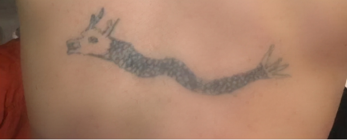 纹身从黑色变成青色了,纹身变成蜈蚣