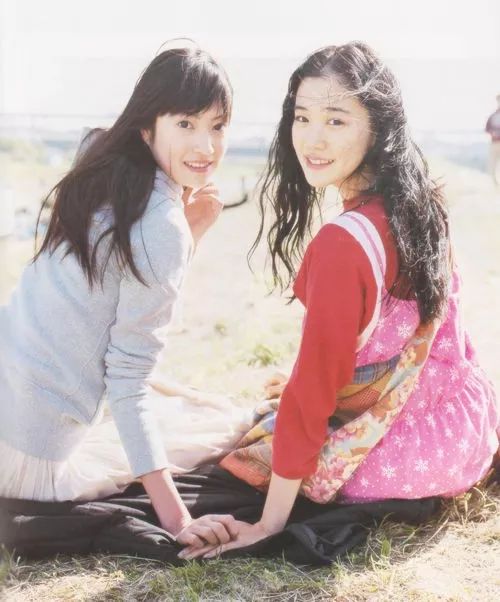 文艺少女小育的花布长裙表达了什么?——治愈系女神苍井优示范