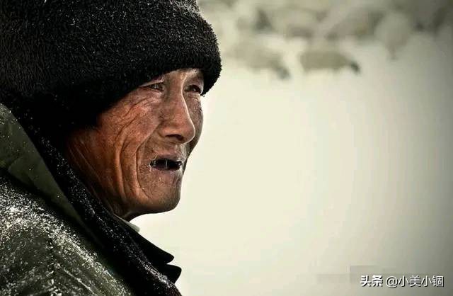 大雪天父亲不让爷爷进门，儿子提了个问题，父亲直冒冷汗