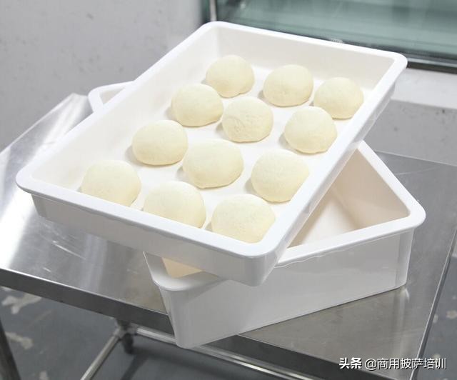 披萨做法家庭版冰箱冷藏发酵,自制披萨饼胚冷冻保存会硬吗