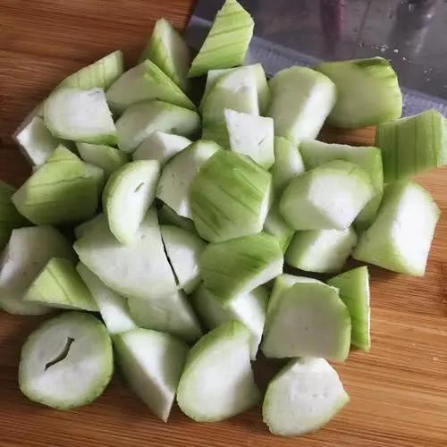 皮肤容易晒黑适合的防晒霜,做好防晒夏天必备防晒霜推荐分享