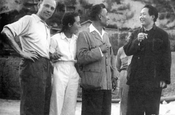 毛*东泽**接待朋友时,发现兜里只剩一根烟,随手一个动作尽显智慧