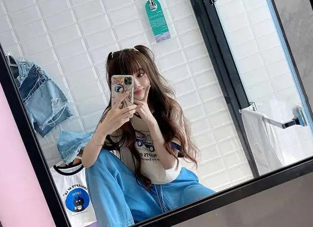 李小璐浴室晒自拍，羊毛卷发型越来越“玉女”，难怪不想复合