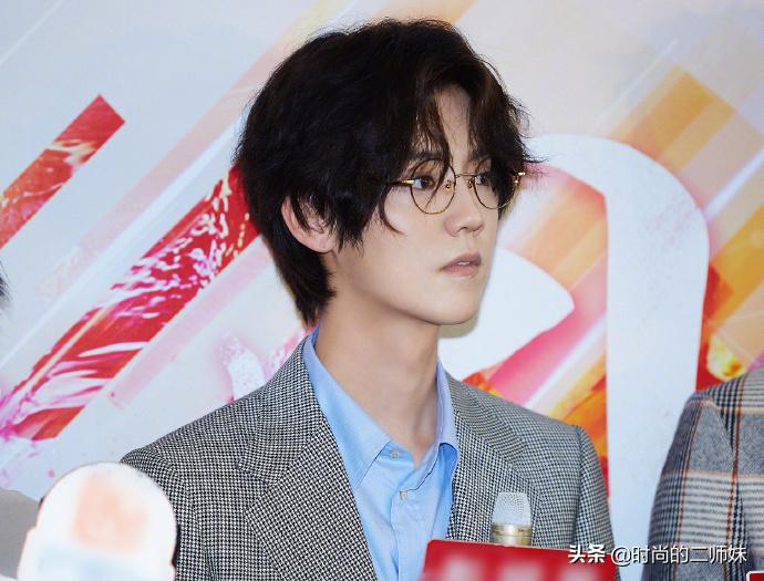 鹿晗帅气制服,鹿晗贵气照片