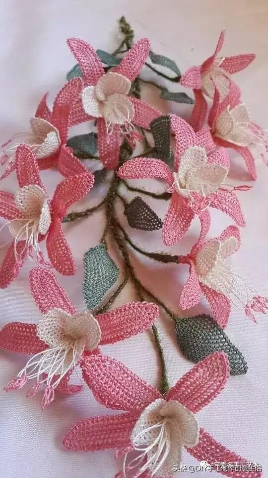 只是用针穿上了线不断绕圈打结,做出来的仿真花竟然比钩的还好看