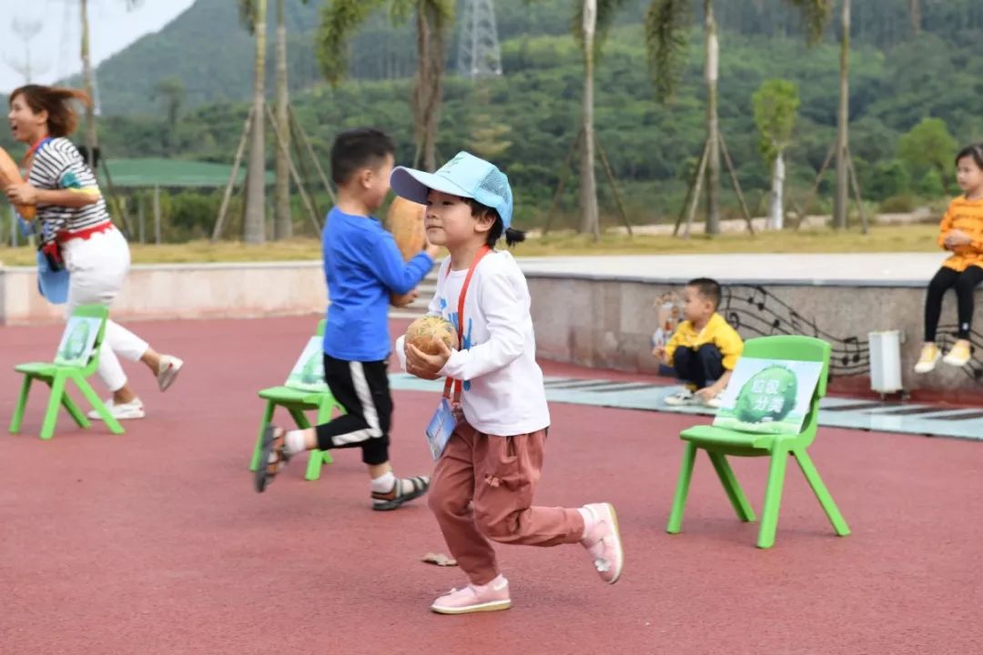 垃圾分类进社区保护环境我先行,垃圾分类我先行文明实践树新风