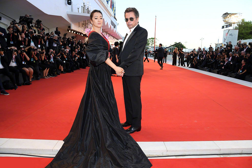 巩俐为何甘愿嫁给70岁的米歇尔,巩俐再婚嫁71岁法国音乐家