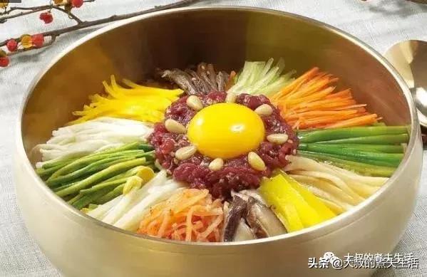 在“滋滋”作响中，挑破半熟的蛋黄，把各种蔬菜混合辣酱拌匀