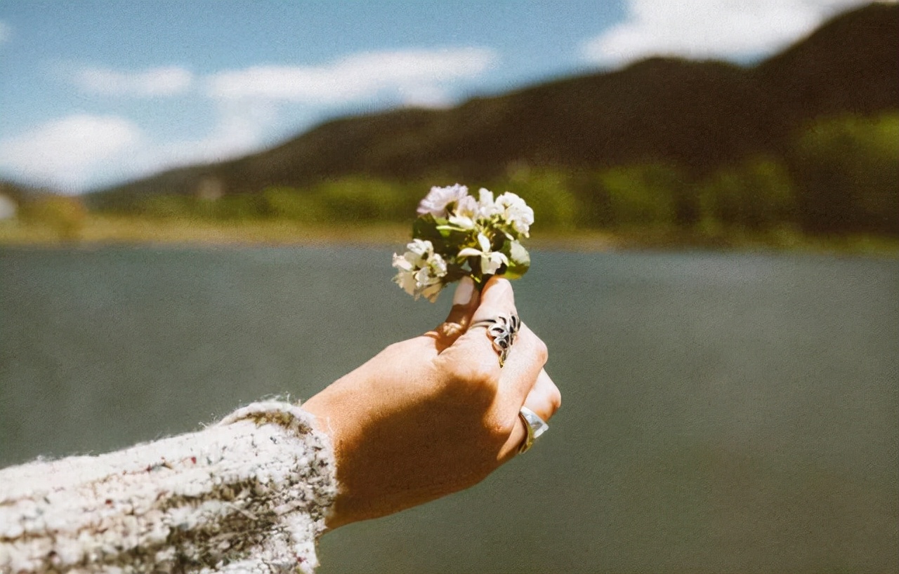 女人绝经后几年会变老卵巢有斑点,女人绝经了就真的老了吗