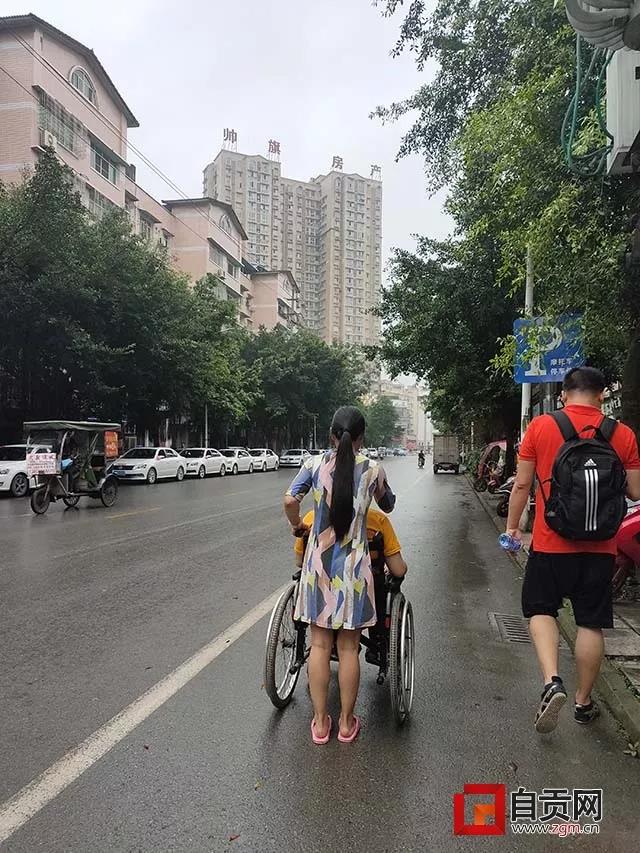 为不相干的陌生人抵押自己的房子，富顺这家茶馆的故事看着看着就哭了…