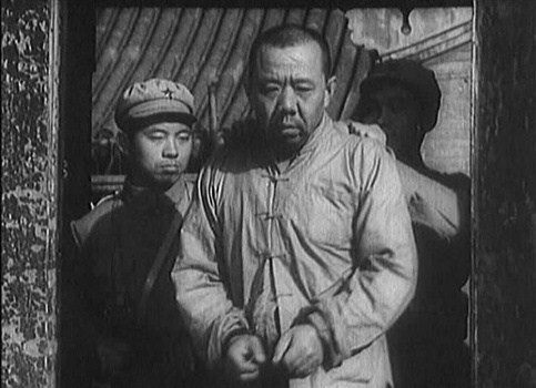 特务伪装成和尚进寺庙被鹅发现,特务假扮和尚下场