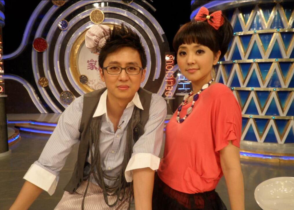 她是央视当红女主播,她是央视当红主持人