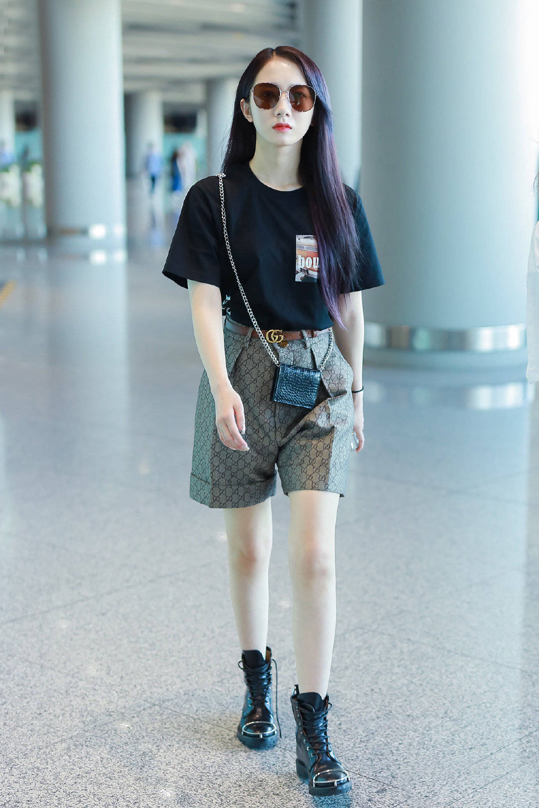 孟美岐红色连体衣,孟美岐穿黑色连体衣