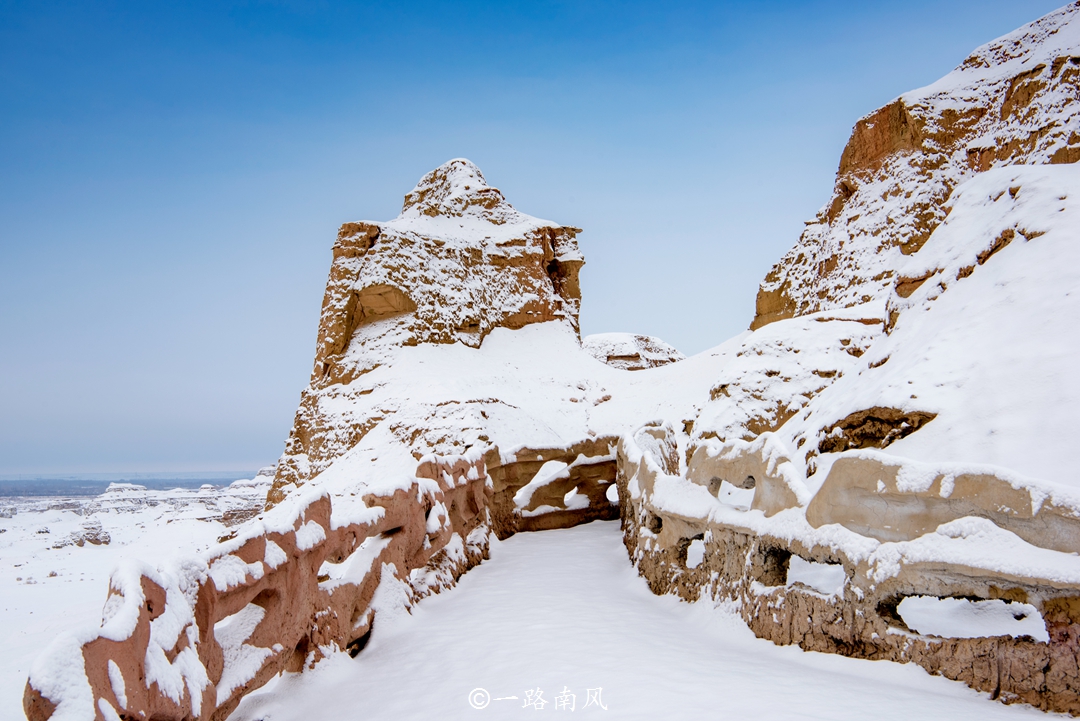 *疆新**克拉玛依有座魔鬼城,风过石缝像狼嚎,拍过电影获得奥斯卡