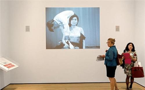 女艺术家剪碎衣服,日本艺术家给路人剪刀剪衣服