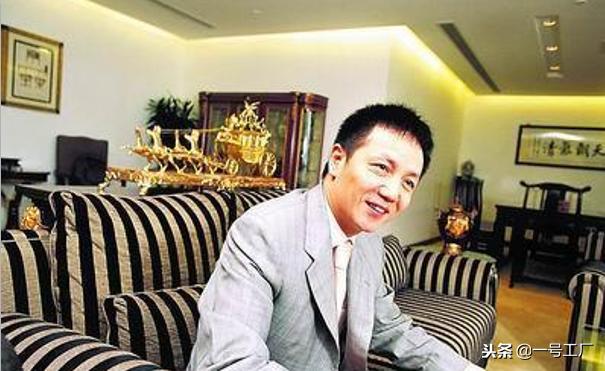 在日本卖生发水起家,父亲葬礼用300辆奔驰送行,第二天就进监狱