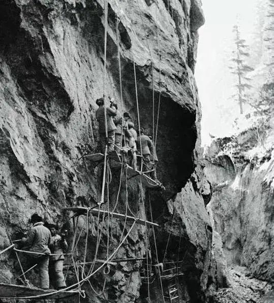 关于河南郑州暴雨的故事简短,郑州的暴雨故事简短介绍
