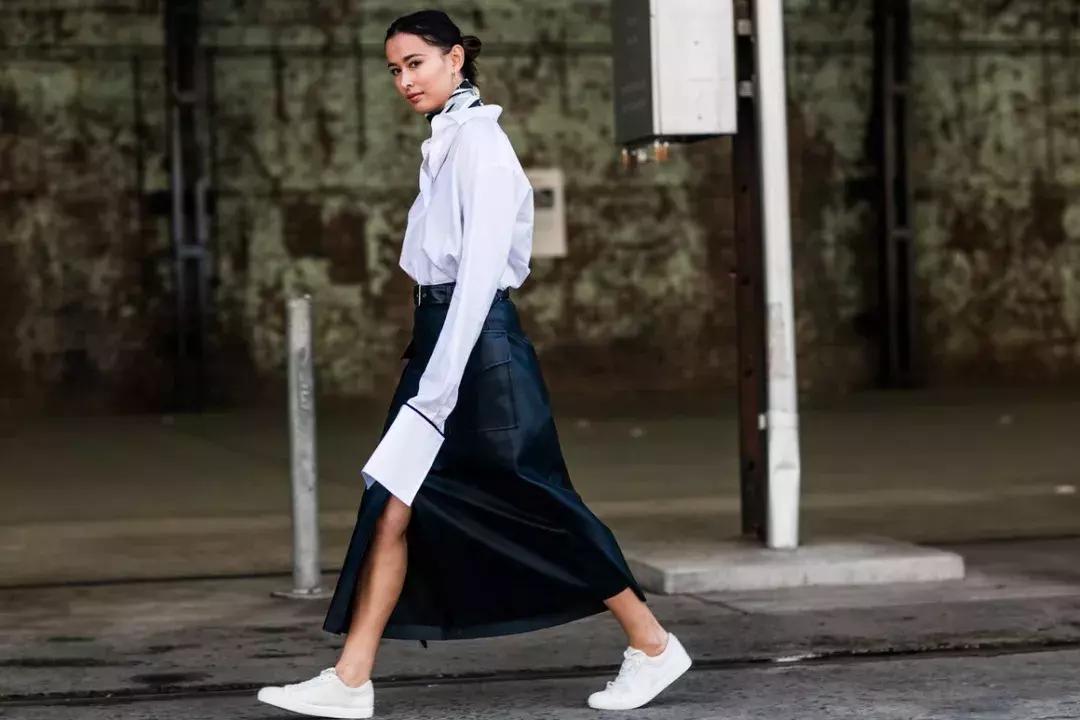 天气回暖怎么穿?裙子+运动鞋是时尚人群中热度最高的搭配法则