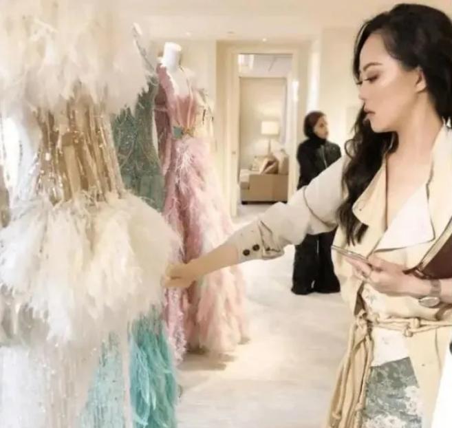 现在是章小蕙有钱还是钟镇涛有钱,钟镇涛和章小蕙到底欠多少钱